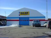 Павильоны Hall для проведения спортивных мероприятий - Павильоны Hall могут быть использованы для катка, крытого теннисного корта, занятий на лошадях или мини-футбола и т. д. Это уникальные конструкции из металлокаркаса и материала ПВХ, они представляют собой систему каркасно-тентовых конструкций предназначенных для разнообразных спортивных мероприятий, которые позволяют заниматься спортом в течение всего года. Спортивный павильон может быть изготовлен и возведен в самые короткие сроки.
Такие спортивные конструкции учитывают местные погодные условия и особые требования к крытому спортивному сооружению. Кроме того, спортивные объекты Hall изготавливаются из светопропускающего материала, что значительно экономит затраты на освещение в дневное время суток.
Основными преимуществами таких спортивных конструкций является
- легкость и быстрота сборки
- значительное снижение затрат на монтаж
- возможность демонтажа в кратчайшие сроки без какого-либо урона для конструкций
- мобильность и возможность переноса конструкций на другую площадку
- возможность изменения размера конструкции (удлинение, уменьшение) в кратчайшие сроки.